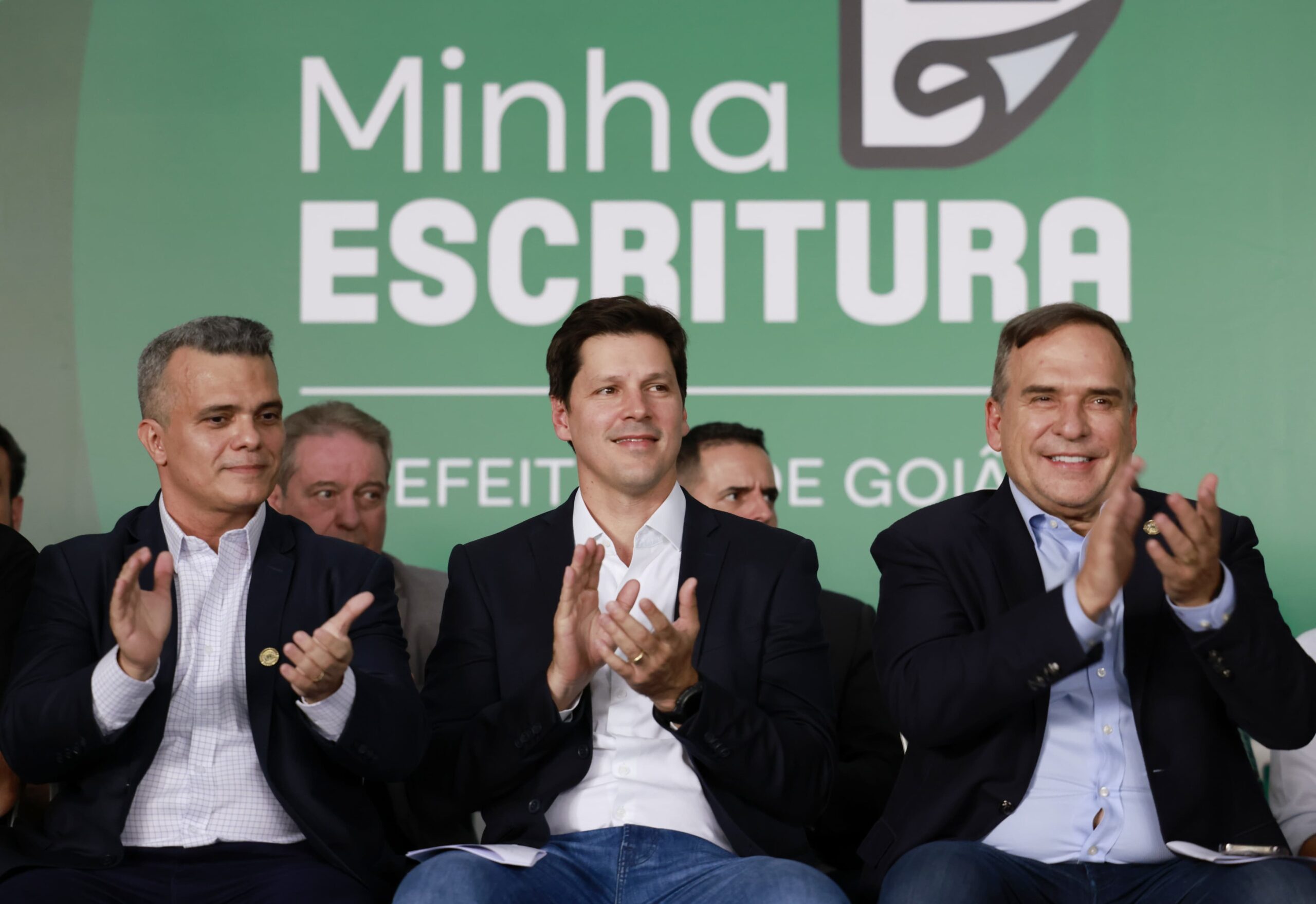 Daniel Vilela e Sandro Mabel entregam 700 escrituras a famílias de Goiânia