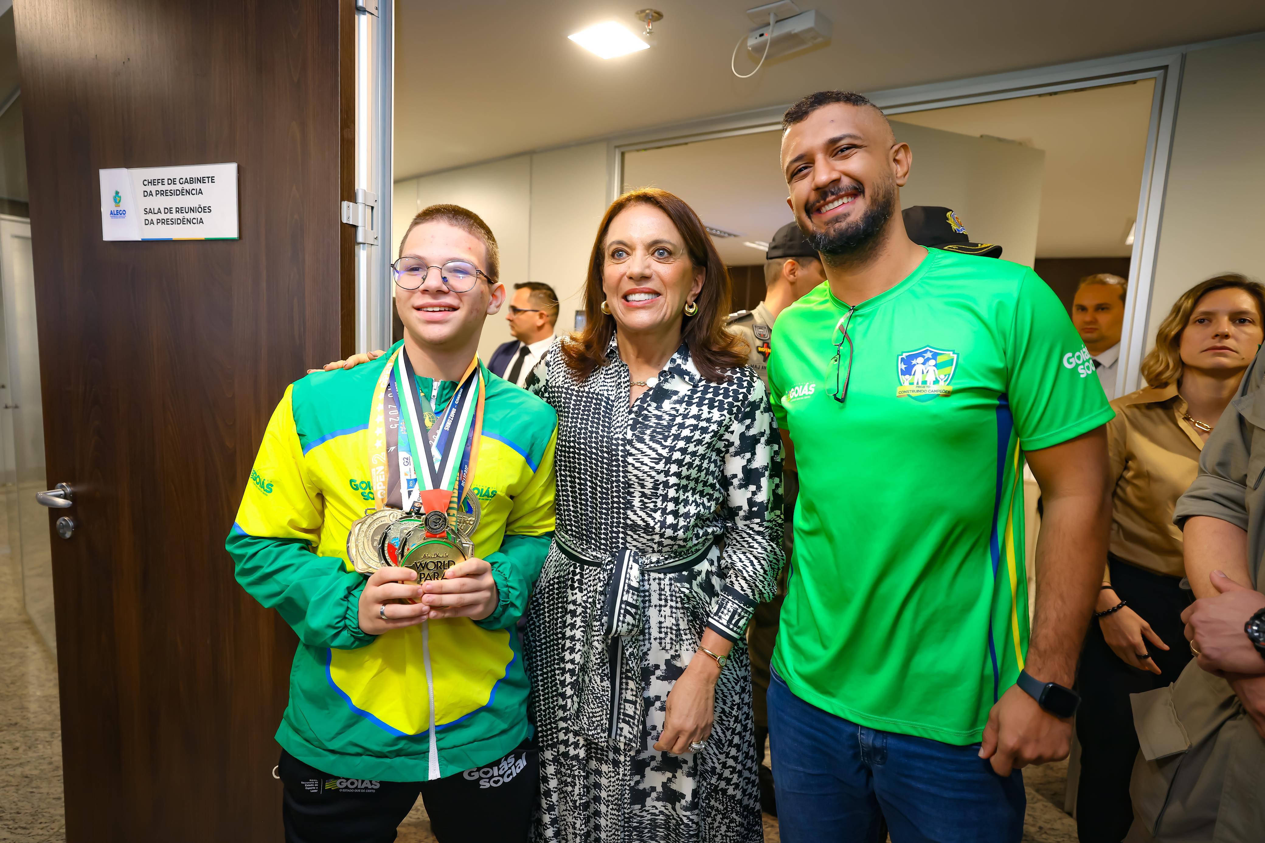 Primeira-dama e coordenadora do Goiás Social, Gracinha Caiado, é recebida por deputados estaduais na sala da presidência da Assembleia Legislativa (Foto: Romullo Carvalho)