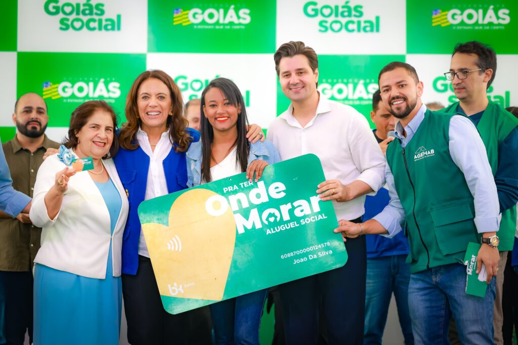 Edição itinerante do Goiás Social é realizada em Bela Vista - Gracinha Caiado entregando cartão simbólico do Pra ter Onde Morar