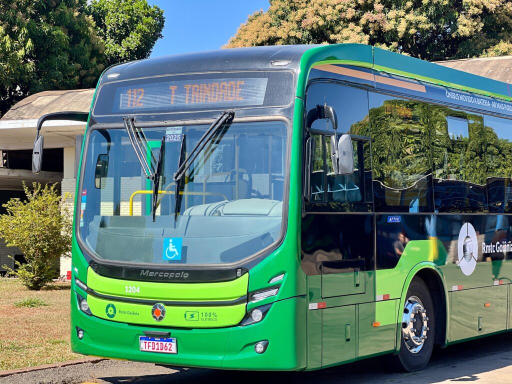 Governo amplia número de viagens do transporte coletivo para atender romeiros de Trindade - ônibus do transporte coletivo na cor verde